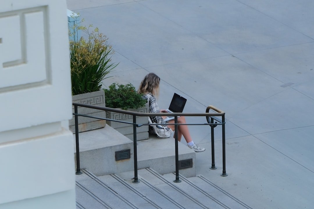 Egy laptop előtt dolgozó digitális nomád a tengerparton